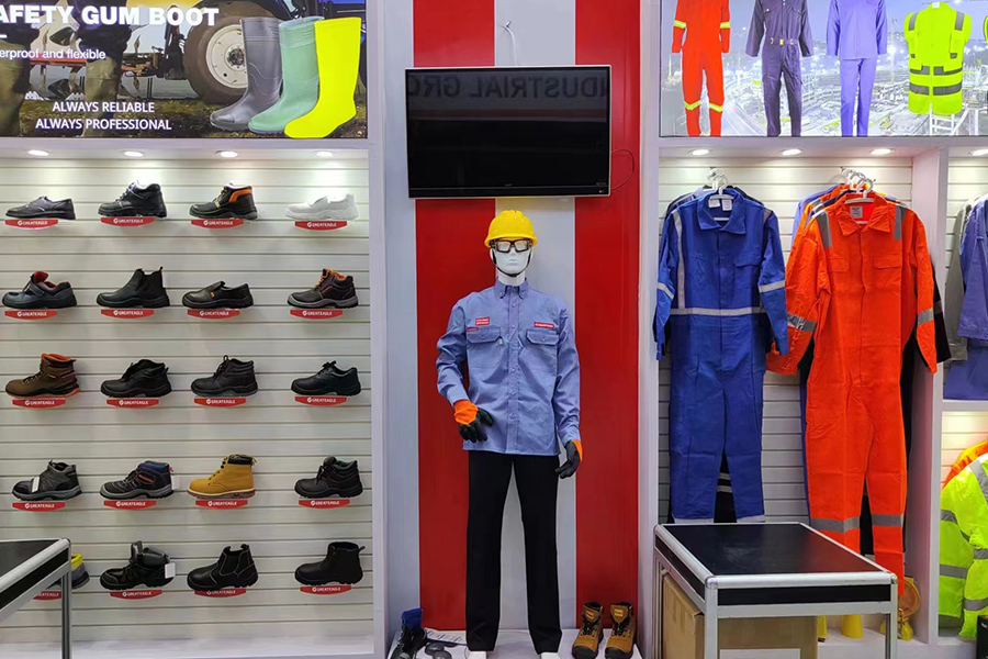 ประโยชน์หลักของการสวมรองเท้าบูทนิรภัย PVC ในสภาพแวดล้อมทางอุตสาหกรรมคืออะไร